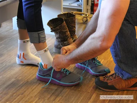 Schuh-Anprobe und Schnüren — Detail vor dem Geländetest