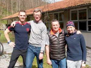 Hans Resch und Hans Schmid mit Biathletin Franziska Preuß und Biathlet Simon Schempp
